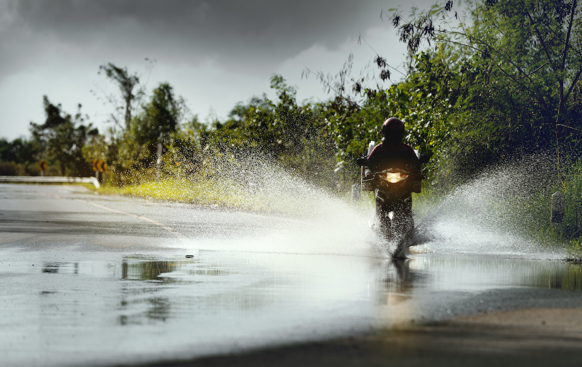 Quels équipements moto pour rouler sous la pluie ?